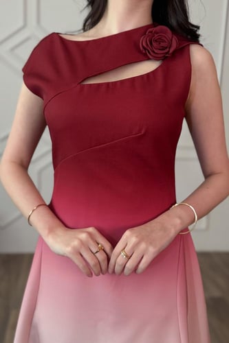 فستان ميدي بألوان متدرجة لون عنابي