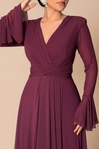 فستان طويل عنابي بقصة لف