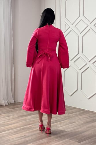 فستان ميدي أنيق بأكمام طويلة مزينة بالؤلؤ لون فوشي