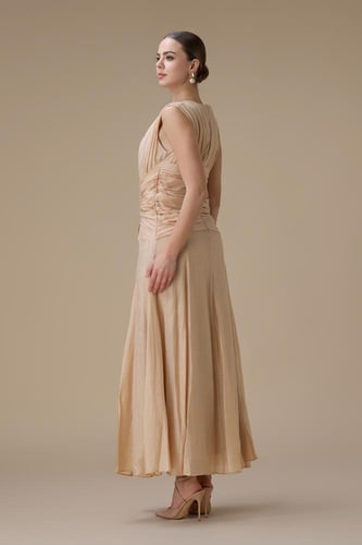 فستان طويل بيج مع كسرات جانبية