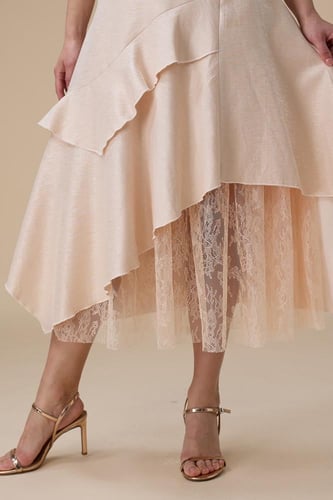 فستان ميدي مشمشي بحمالات رفيعة بطبقات مع دانتيل