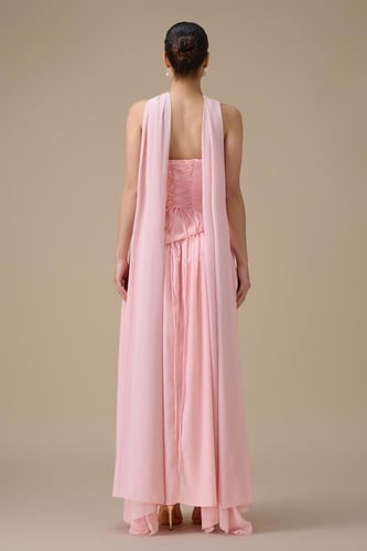 فستان طويل وردي مع شال أنيق