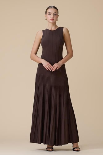 فستان بني طويل محبوك