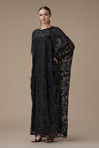 جلابية سوداء واسعة بتفاصيل لامعة