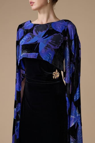 فستان بنفسجي طويل بأكمام كاب