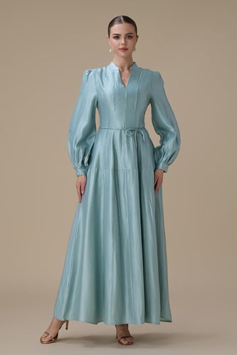 فستان ازرق طويل بتطريز ناعم