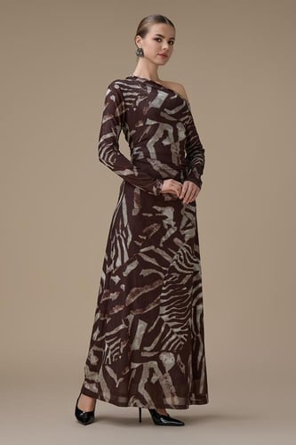 فستان بني طويل بتصميم كتف واحد