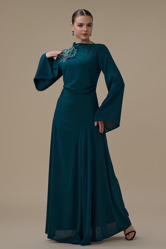 فستان طويل اخضر غامق بتفصيل زهرة أنيق