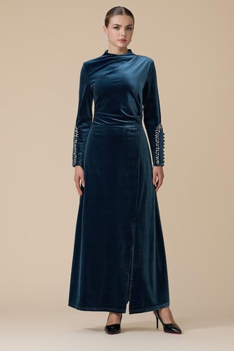 فستان أزرق طويل مخمل بأكمام طويلة