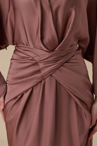 فستان بني طويل بتصميم لف