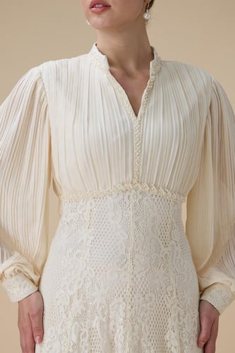 فستان طويل بلون سكري بتفاصيل دانتيل