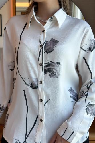 قميص بطبعات ورود لون ابيض