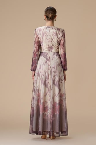 فستان موف طويل بقصة ملتفة مع أكمام شفافة