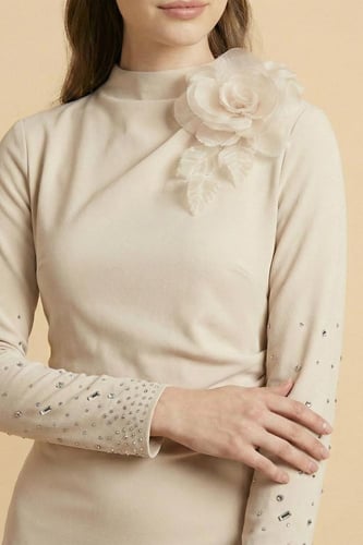 فستان ماكسي بأطراف مزينة بفصوص لون بيج