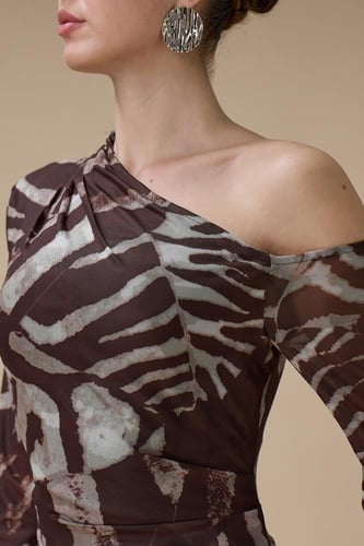 فستان بني طويل بتصميم كتف واحد