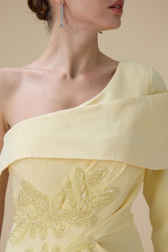 فستان طويل اصفر بكتف واحد