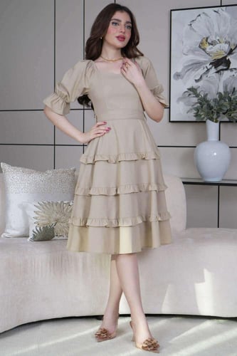فستان قصير كلوش بطبقات لون بيج