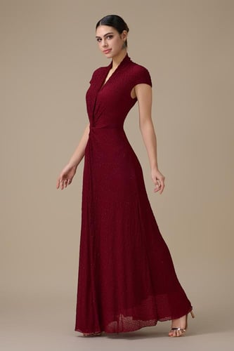 فستان برغندي طويل بقصة ملتفة