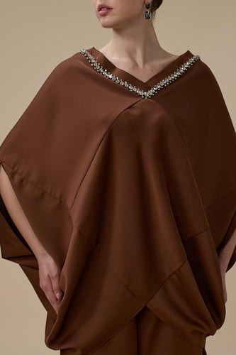 طقم بنطلون بني بتفاصيل كريستالية وقصة انسيابية