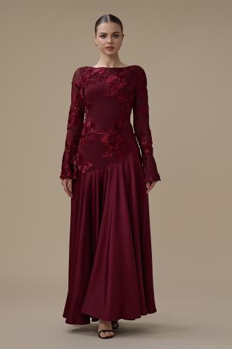 فستان برغندي طويل مطرز بأكمام شفافة