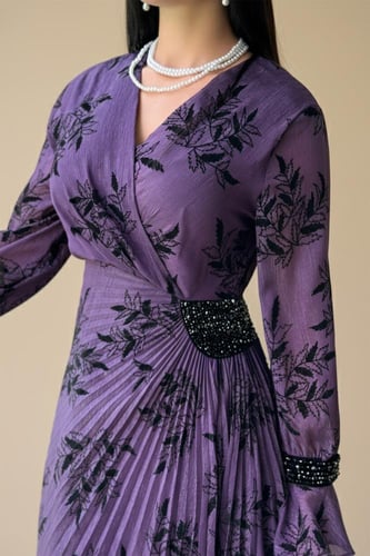 فستان ماكسي بطبعة ورق شجر وكسرات من الجانب