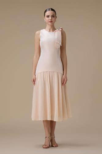 فستان ميدي مشمشي بتنورة شيفون واسعة