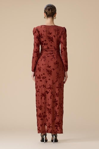 فستان برتقالي طويل مخمل