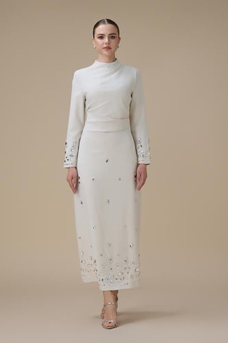 فستان بيج طويل أنيق مطرز بتفاصيل لامعة