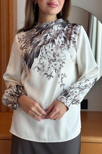 بلوزة موردة باكمام واسعة