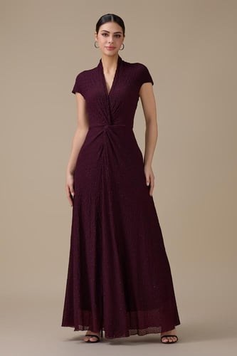 فستان بنفسجي طويل بقصة ملتفة