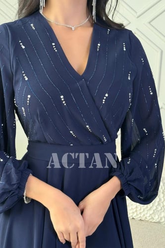 فستان ازرق سهرة طويل مزين بالفصوص