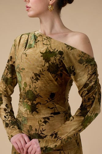 فستان اصفر مشجر بكتف واحد