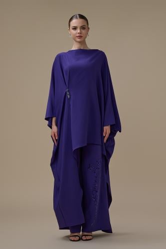 طقم بنطلون بنفسجي بقصة انسيابية واسعة مع تطريز فاخ...