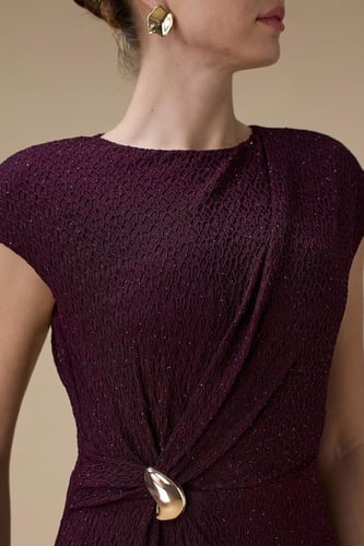 فستان طويل بنفسجي بتفصيلية جانبية