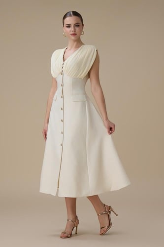 فستان ميدي سكري بأزرار أمامية وتفاصيل بليسيه