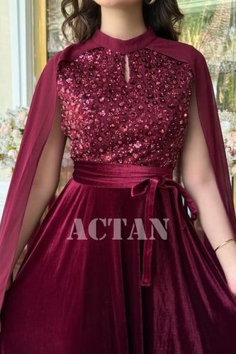 فستان مخملي ميدي بأكمام كيب مزين بالترتر لون عنابي