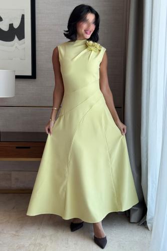 فستان ماكسي ضيق مزين ببروش ورد لون اخضر