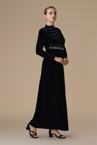 فستان أسود طويل مخمل مزين بالكريستال