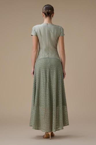 فستان طويل اخضر فاتح مع تطريز لؤلؤ