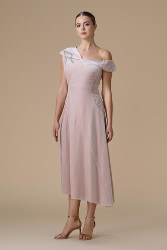 فستان وردي ميدي بكتف مكشوف