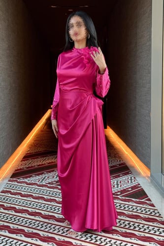 فستان ماكسي بثنيات مزين بأبلكية ورد لون فوشي