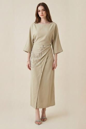 فستان طويل مزين بالكريستال لون اخضر فاتح