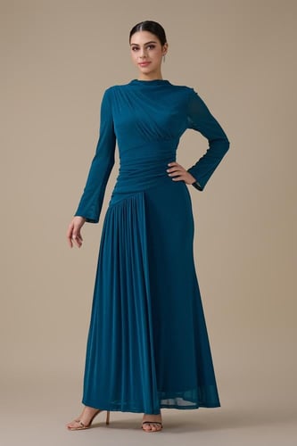 فستان طويل تركواز لامع بكسرات جانبية