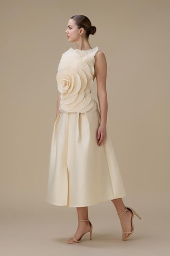 طقم بيج بتصميم وردي ثلاثي الأبعاد وتنورة واسعة