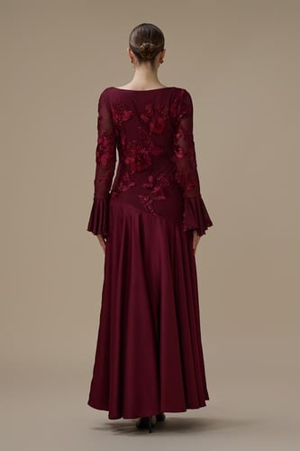 فستان برغندي طويل مطرز بأكمام شفافة