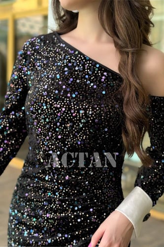 فستان طويل ترتر بأساور مطوية وكتف مكشوف