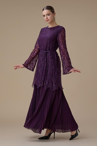 فستان طويل بنفسجي من الدانتيل المطرز