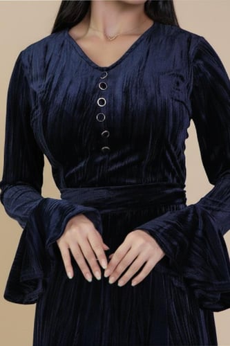 فستان مخملي بفتحة من الأمام لون كحلي