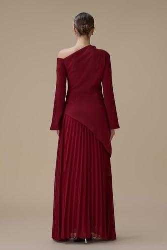 فستان طويل برغندي بكتف واحد