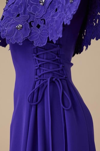 فستان بنفسجي طويل بكاب دانتيل أنيق